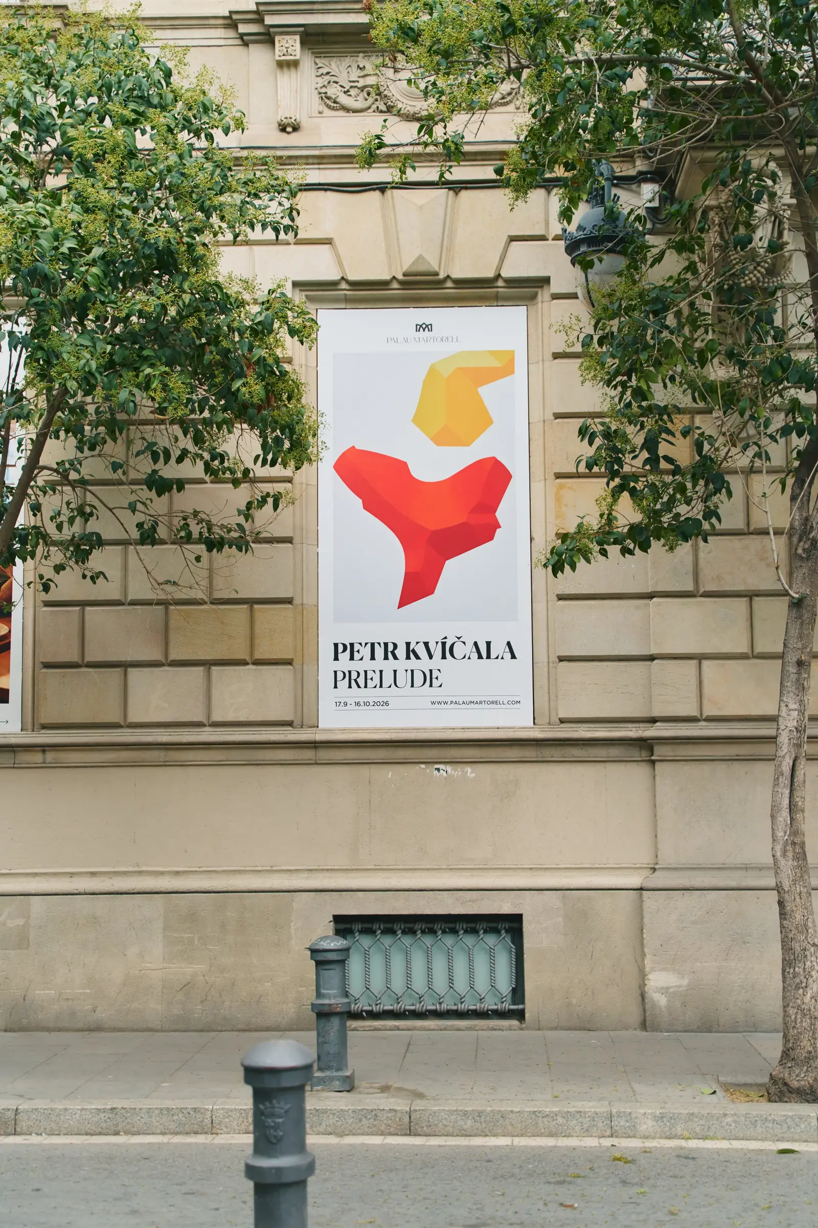 Cartell de l'exposició «Prelude» de Petr Kvíčala a la façana del Palau Martorell, al Carrer Ample