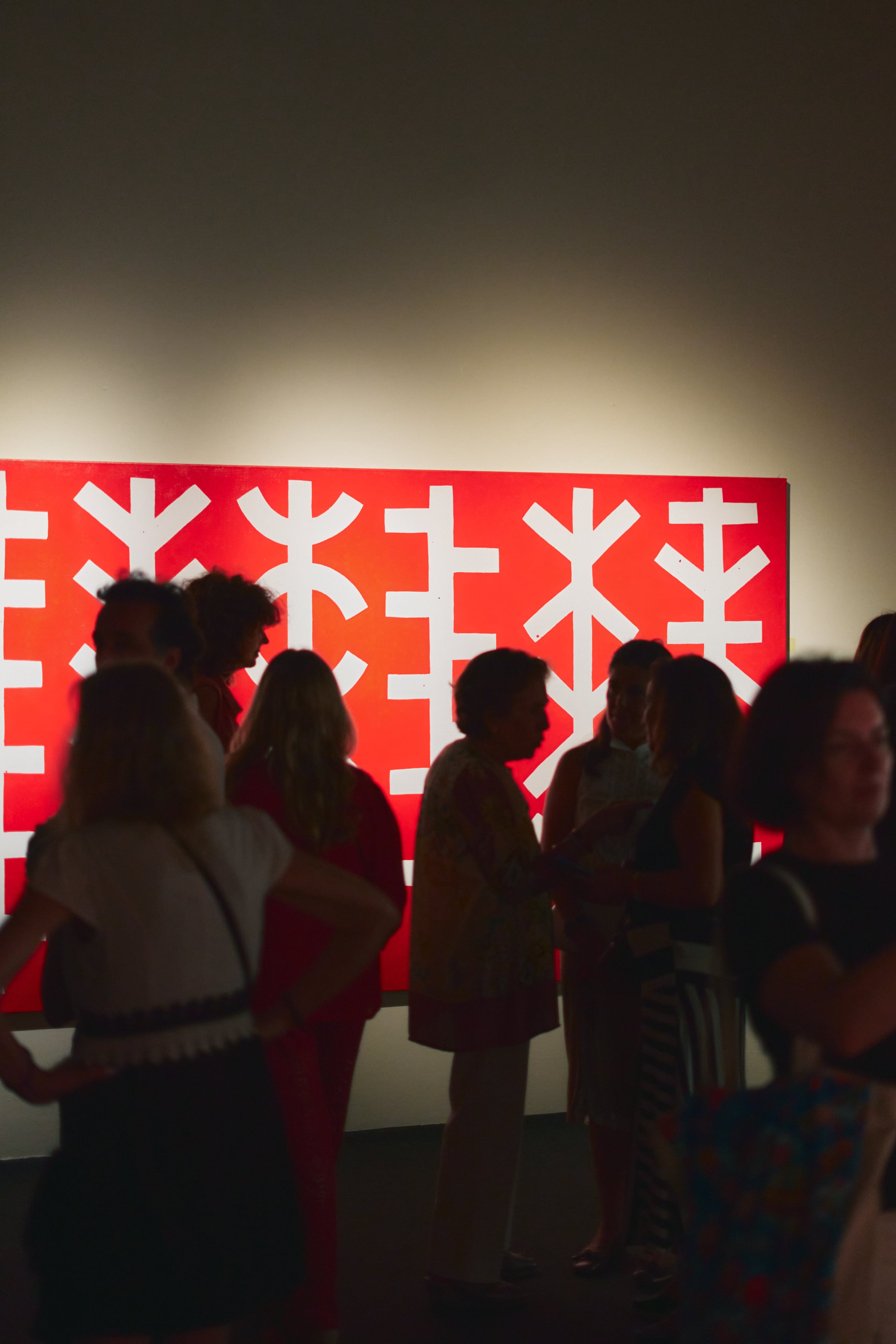 Visitants davant d'una gran pintura vermella de Petr Kvíčala