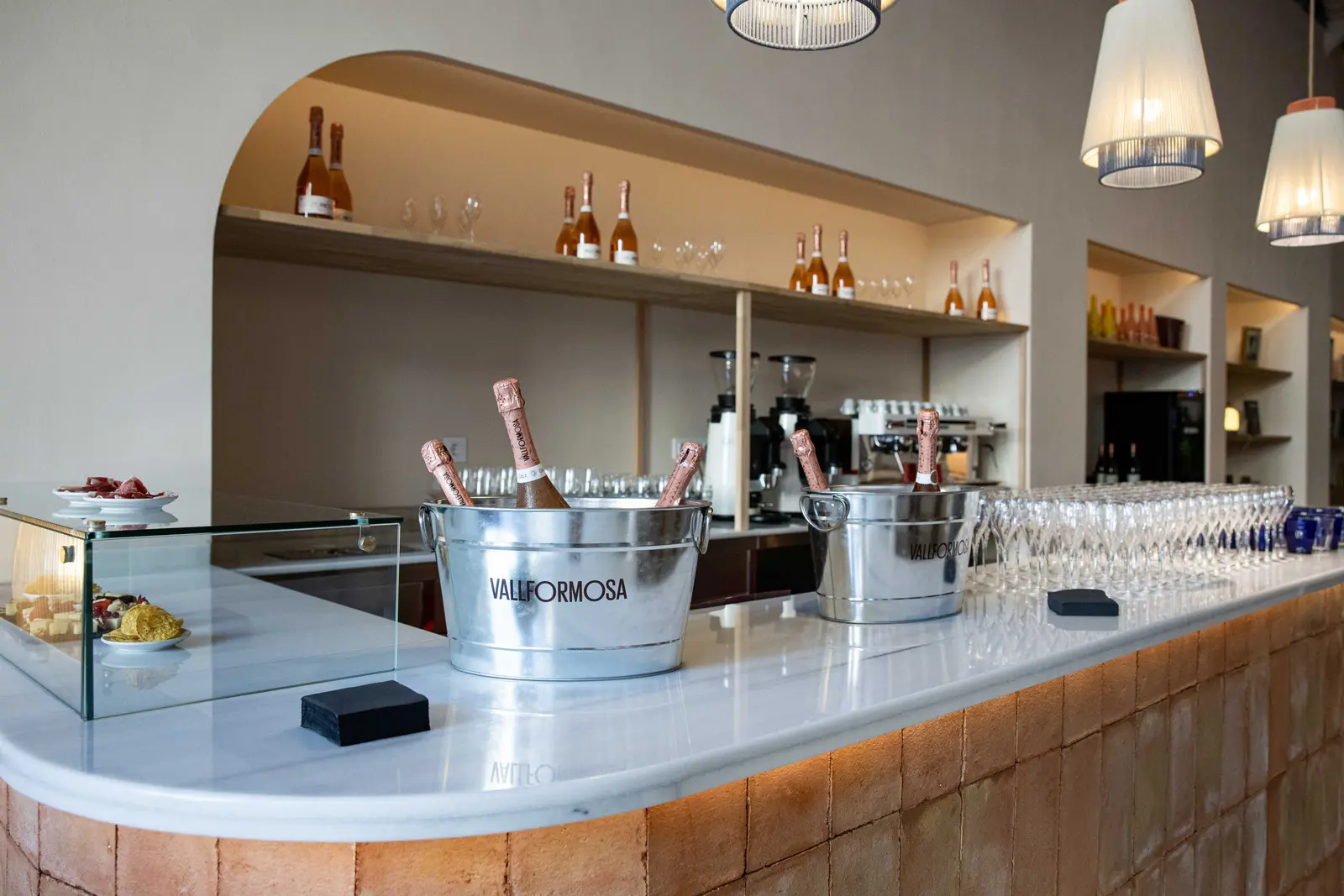 La barra de Tarannà con cava y copas