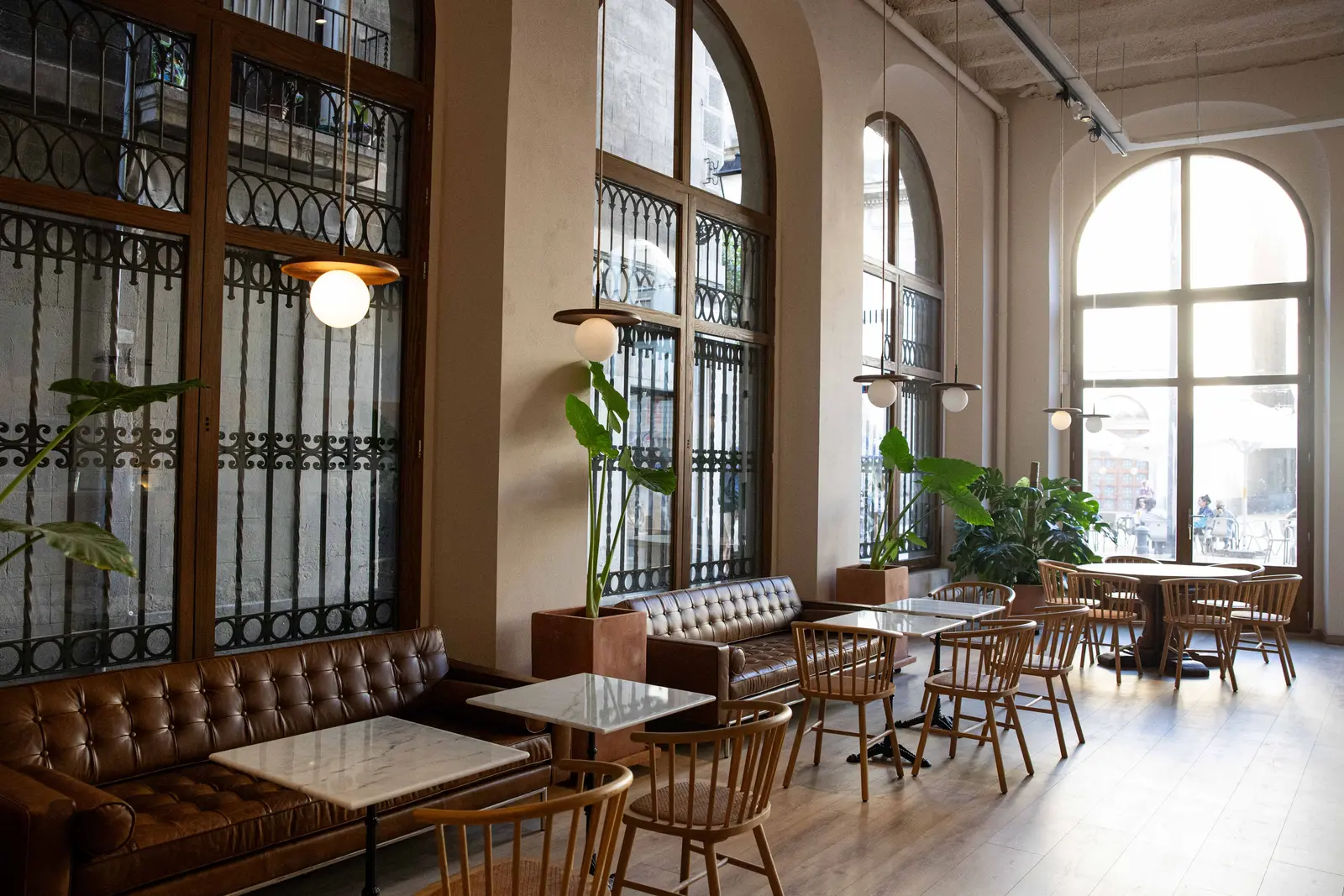 La cafetería, con sofás de piel y grandes ventanales